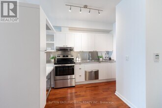 111 Elizabeth St in Toronto, ON - Building Photo - Building Photo