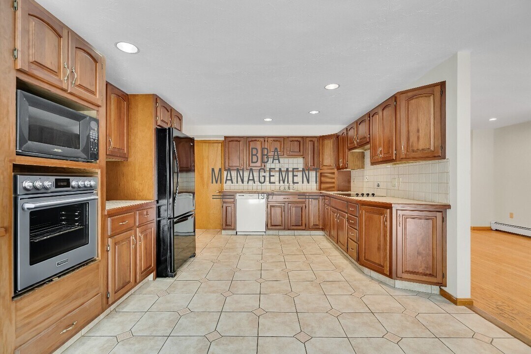 115 Rowe St, Unit 1 in Auburndale, MA - Building Photo