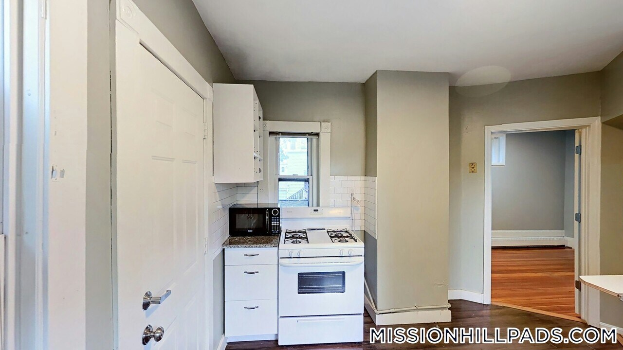 4A Weld Ave in Boston, MA - Building Photo