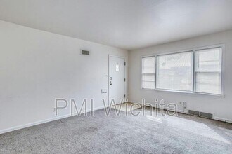 6142 E Harry St in Wichita, KS - Building Photo - Building Photo