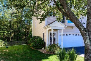 58 Fountain Dr in Westerly, RI - Building Photo