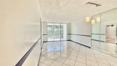 9340 Lagoon Pl in Davie, FL - Building Photo - Building Photo