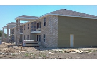 First Street Apartments in Los Fresnos, TX - Foto de edificio - Building Photo