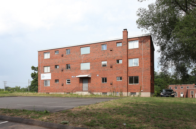 321 Paul Manafort Dr in New Britain, CT - Foto de edificio - Building Photo