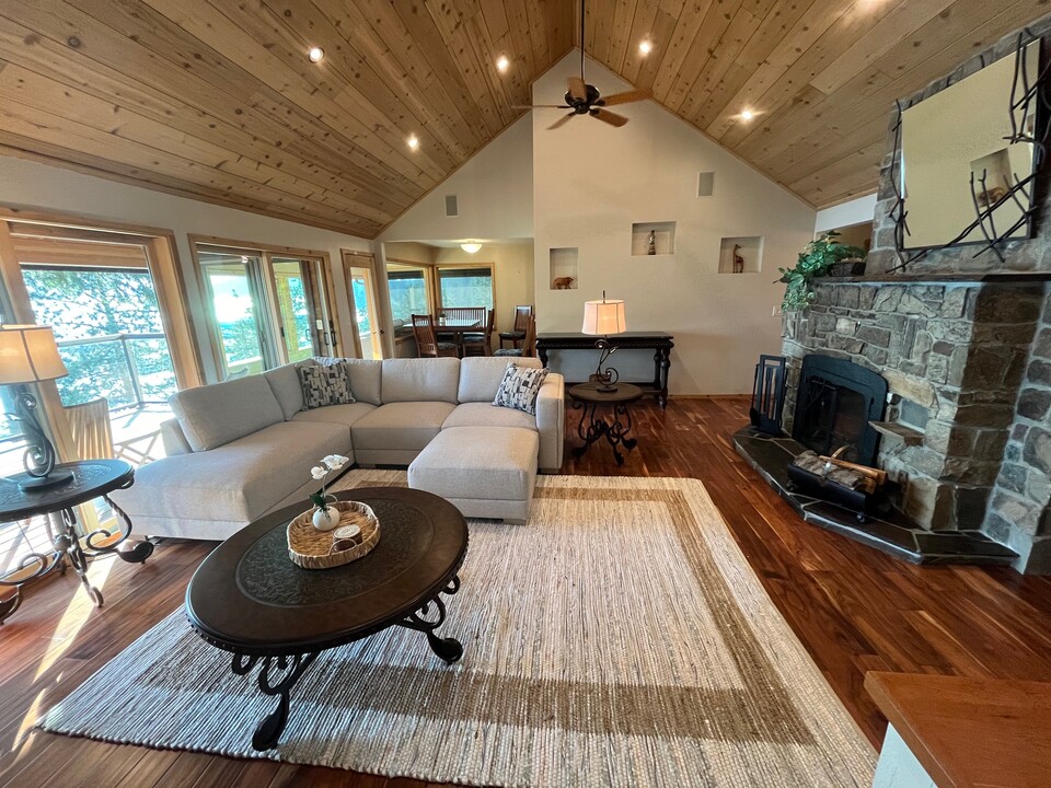 1835 S Silver Beach Rd in Coeur d'Alene, ID - Building Photo