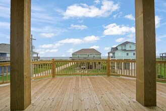 804 1/2 Johnson Crawford Cir in Port Bolivar, TX - Building Photo - Building Photo