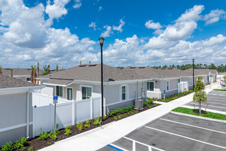 Villas at Gulf Coast in Ft. Myers, FL - Foto de edificio - Building Photo