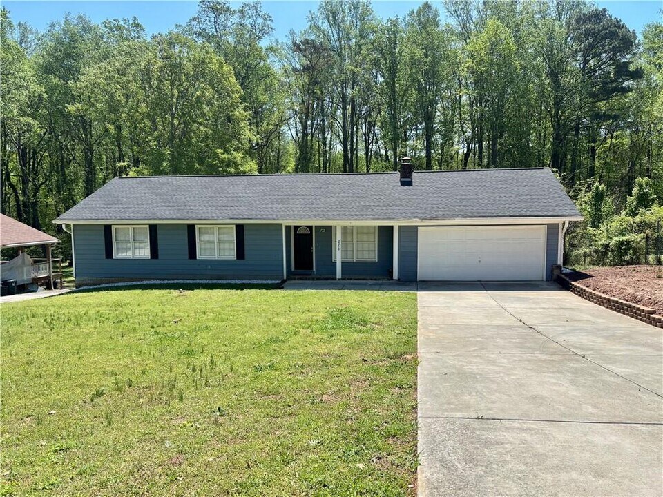 2050 Abington Ln in Snellville, GA - Building Photo