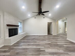 8818 Grape St in Houston, TX - Foto de edificio - Building Photo