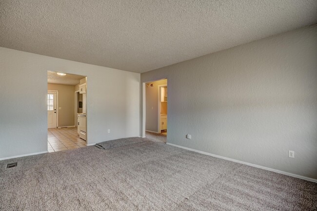 628 N Robin Way in Mustang, OK - Building Photo - Building Photo