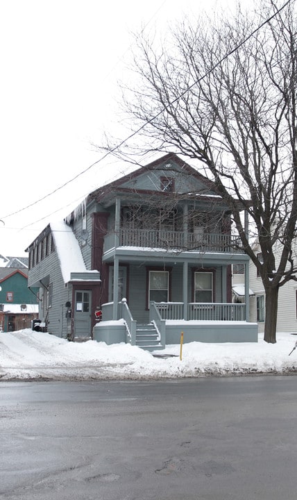 593 E Main St in Cobleskill, NY - Foto de edificio