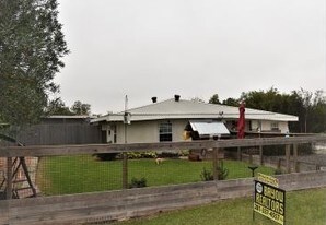 6036 E Fm 517 E Rd in Dickinson, TX - Building Photo