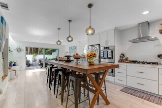 28711 Pacific Coast Hwy in Malibu, CA - Foto de edificio - Building Photo