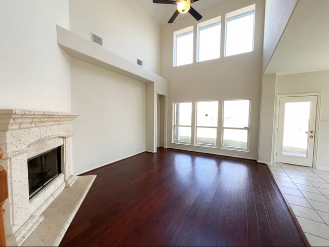 200 Rippling Creek Ln in Alvin, TX - Building Photo - Building Photo