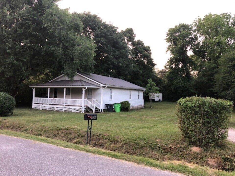 8160 Lyle Ave NE in Leeds, AL - Building Photo