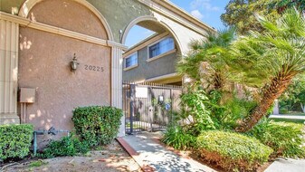 20251 Cohasset St, Unit 5 in Winnetka, CA - Building Photo