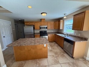 2236 W Geneva Rd in Peoria, IL - Building Photo - Building Photo