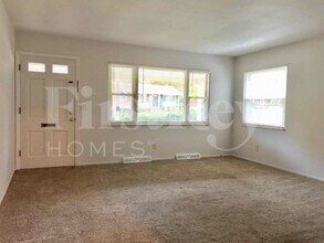 1222 Meadowbright Ln in Cincinnati, OH - Building Photo - Building Photo