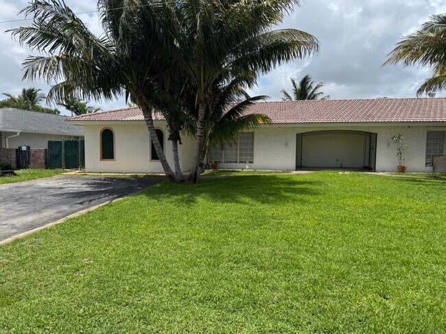 497 W Conference Dr in Boca Raton, FL - Building Photo - Building Photo
