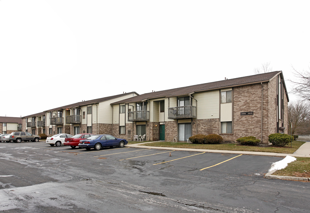 Maple Ridge Apartments in Farmington, MI - Building Photo