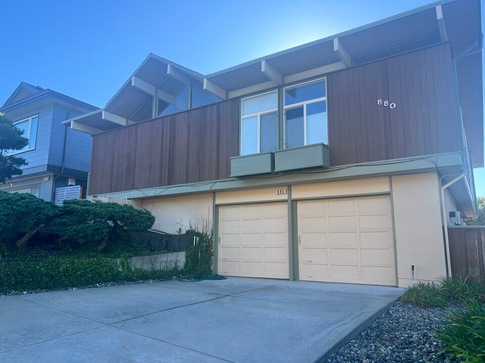 880 Larkspur Dr in Millbrae, CA - Building Photo