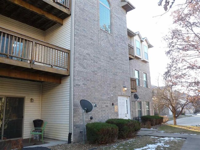 2855 Coral Ct, Unit 302 in Coralville, IA - Building Photo - Building Photo