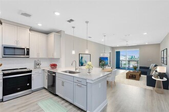 7565 Laureate Blvd in Orlando, FL - Building Photo - Building Photo
