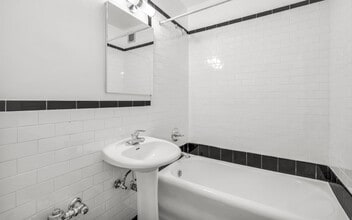 210 E 43rd St in New York, NY - Building Photo - Building Photo