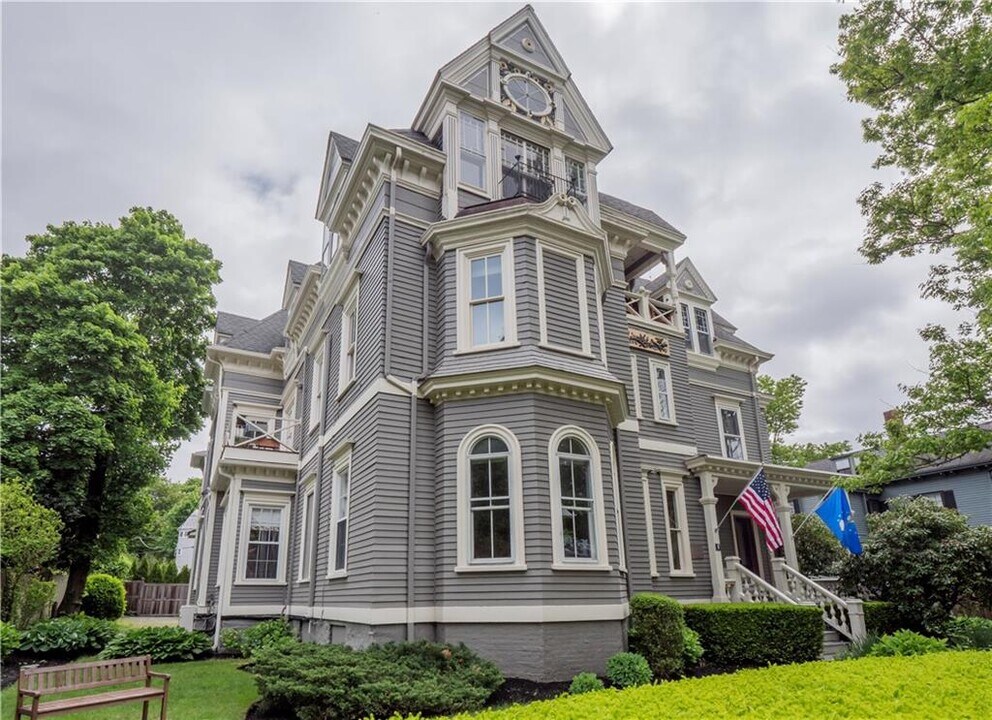 8 Cottage St in Newport, RI - Building Photo