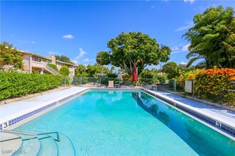 221 Cypress Way E in Naples, FL - Foto de edificio - Building Photo