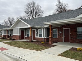 809 E Briggs Dr in Macon, MO - Building Photo