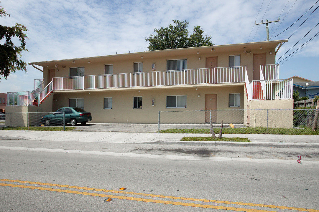 293 E 6th St in Hialeah, FL - Building Photo