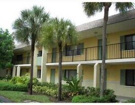 103 Meadows Cir in Boynton Beach, FL - Building Photo
