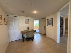 700 Uno Lago Dr in Juno Beach, FL - Building Photo - Building Photo
