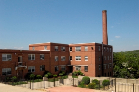 Fort Dupont in Washington, DC - Foto de edificio - Building Photo