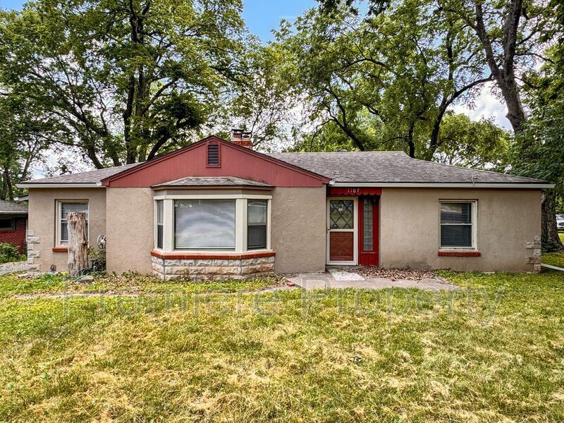 1107 W 27th St S in Independence, MO - Foto de edificio