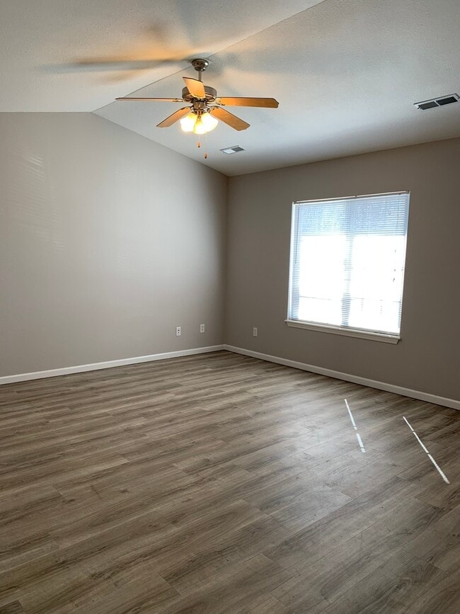 15548 Trailside Ln in St. Robert, MO - Building Photo - Building Photo
