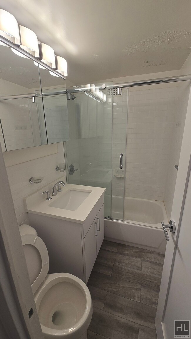 E 16 ST in New York, NY - Building Photo - Building Photo