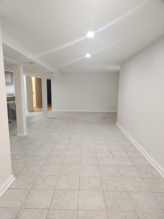 4939 W Cornelia Ave, Unit Basement in Chicago, IL - Building Photo - Building Photo