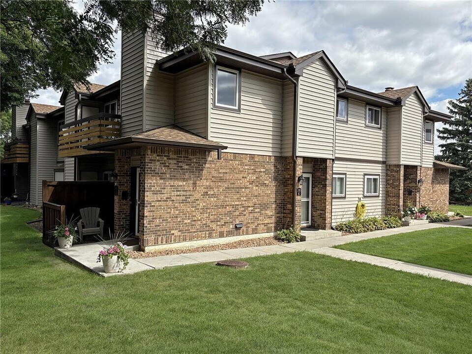 310 Ford Rd in Minneapolis, MN - Building Photo