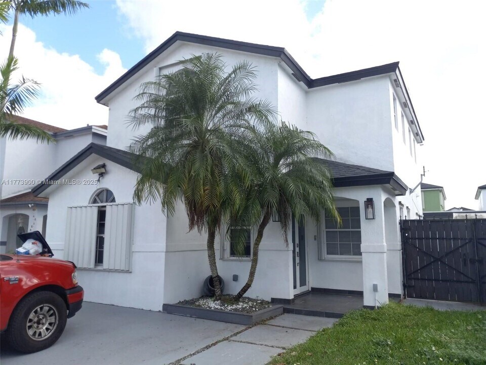 13926 SW 164th St in Miami, FL - Building Photo