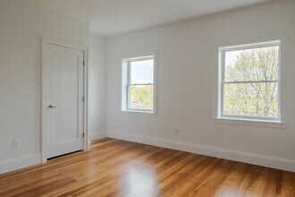 15 Colbourne Cres, Unit 3 in Brookline, MA - Foto de edificio - Building Photo