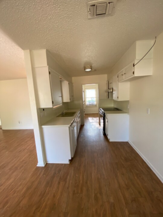 1110 S Cedar St in Brownfield, TX - Building Photo