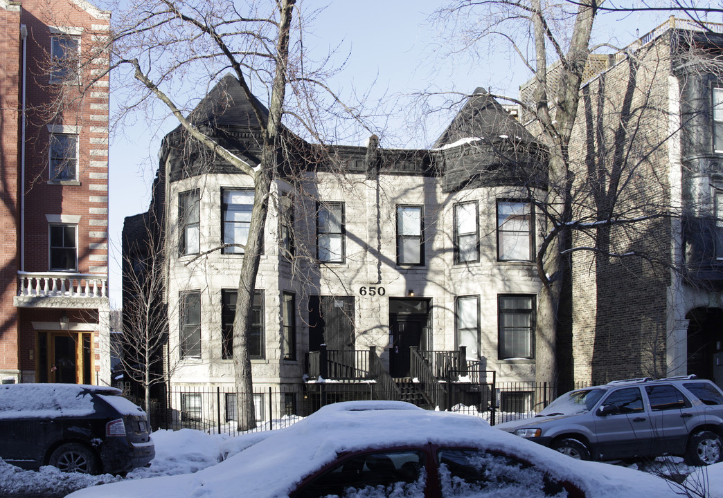 646-650 W Briar Pl in Chicago, IL - Foto de edificio