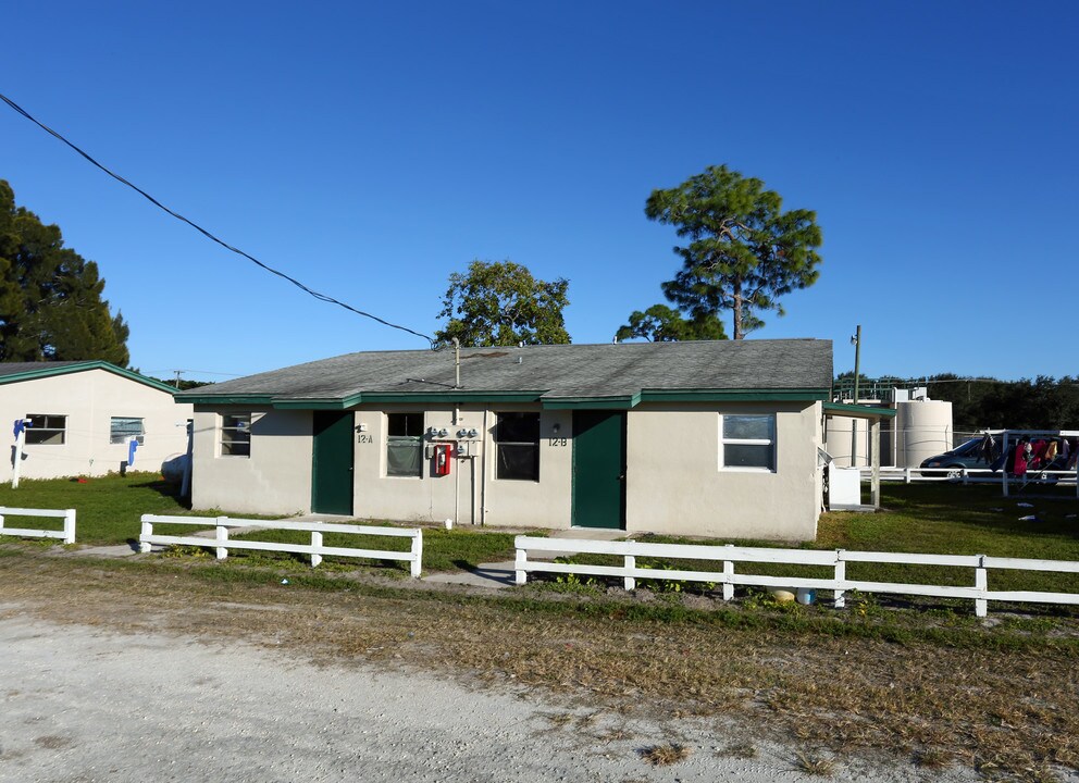 16170 Old US Highway 41 in Naples, FL - Foto de edificio