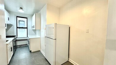 41-07 42nd St in Queens, NY - Building Photo - Building Photo