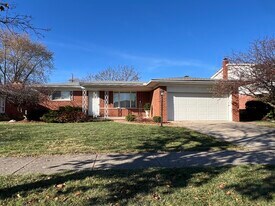 30541 McGrath Dr in Warren, MI - Building Photo