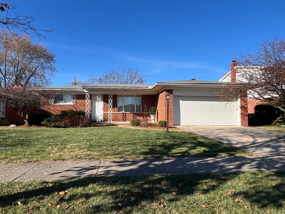 30541 McGrath Dr in Warren, MI - Building Photo