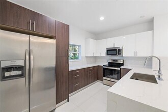 324 SW 14th Ct in Fort Lauderdale, FL - Foto de edificio - Building Photo