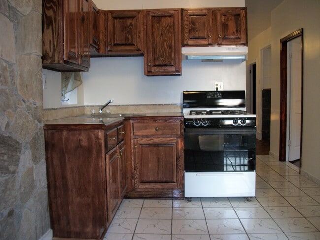 371 Dover St, Unit 371 Dover St. in Bridgeport, CT - Foto de edificio - Building Photo